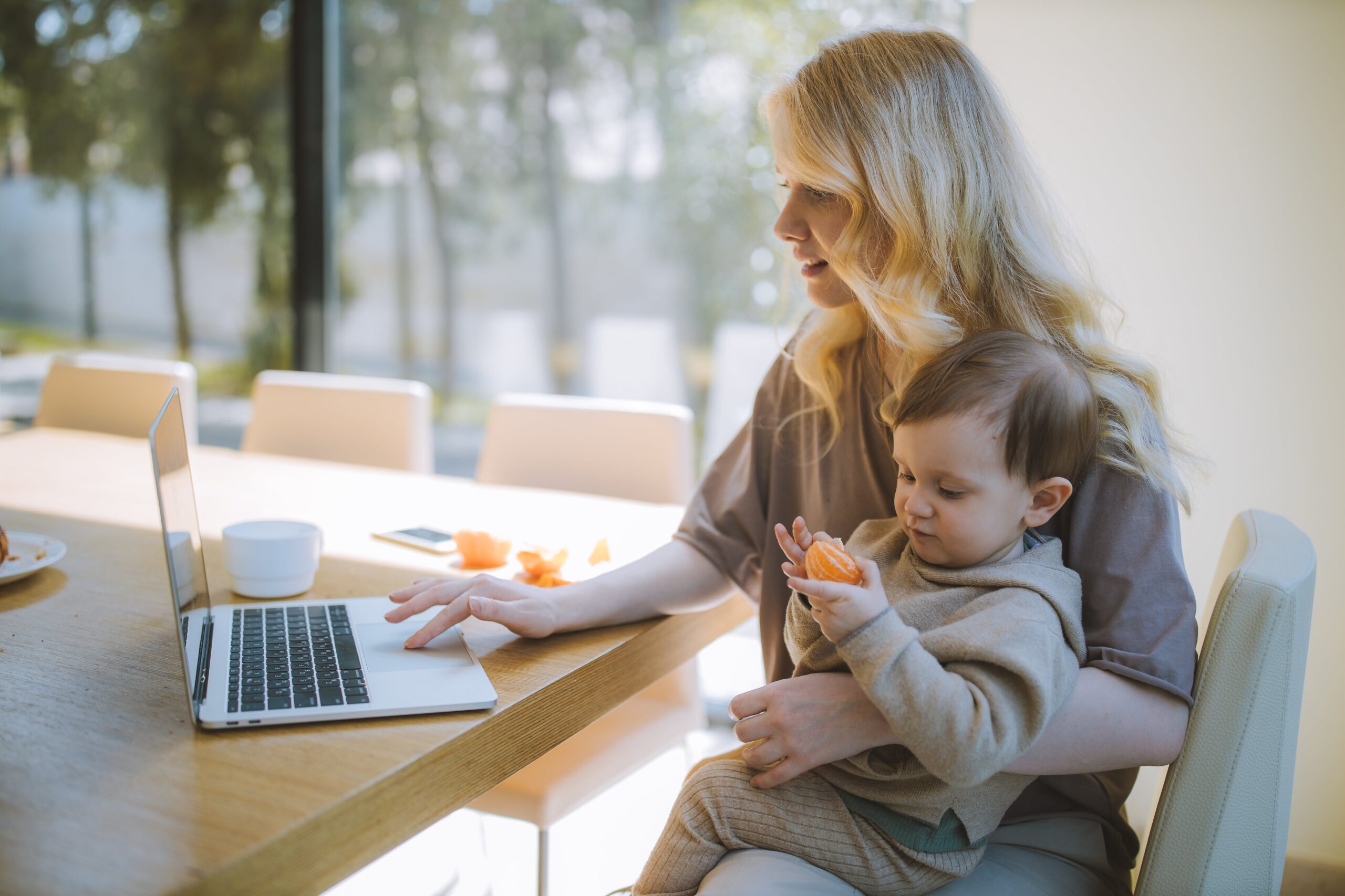 En mor tjekker hvor meget strøm familien bruger